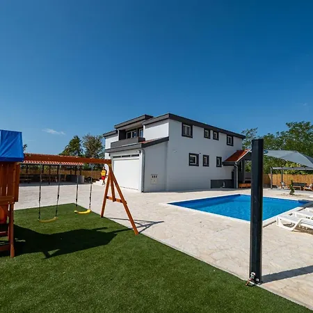 Heaven, Private Heated Pool, Pet Friendly, Children's Playground Villa *