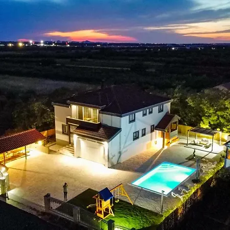 Villa Heaven, Private Heated Pool, Pet Friendly, Children's Playground