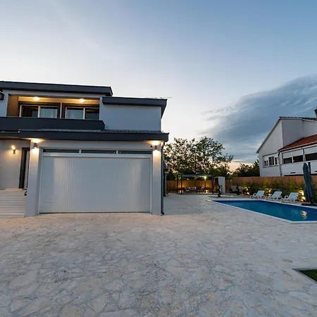 Heaven, Private Heated Pool, Pet Friendly, Children's Playground Villa