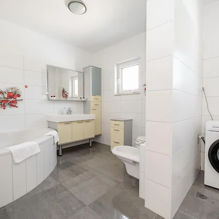 Villa Heaven, Private Heated Pool, Pet Friendly, Children's Playground *
