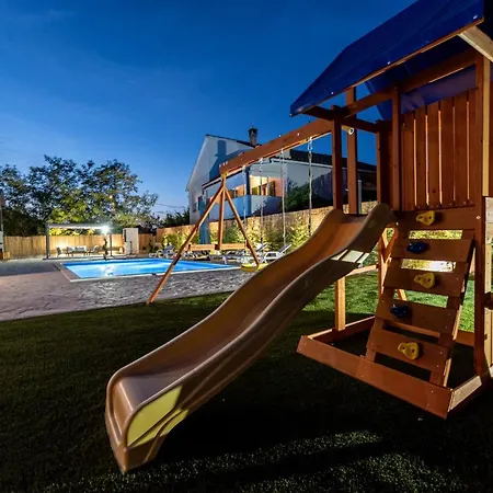Heaven, Private Heated Pool, Pet Friendly, Children's Playground *