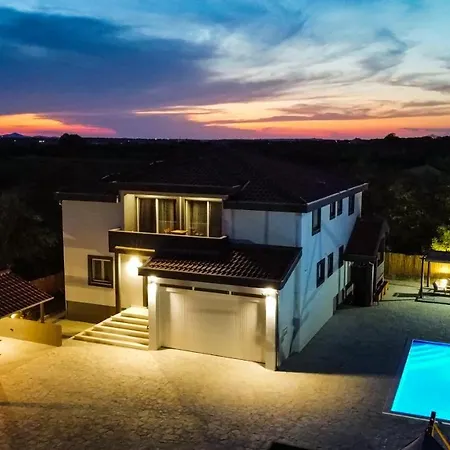 Heaven, Private Heated Pool, Pet Friendly, Children's Playground וילה Donji Zemunik